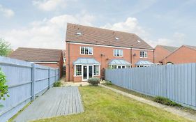 Stunning Garden House With Free Wifi And Parking